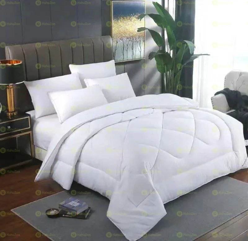 ውብ እና ምቹ ነጭ ኮንፈርቶች