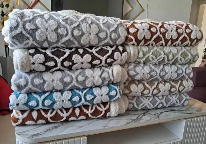 ሶፋ ላይ ቁጭ ሲሉ ትከሻ ላይ ጣል የሚደረግ