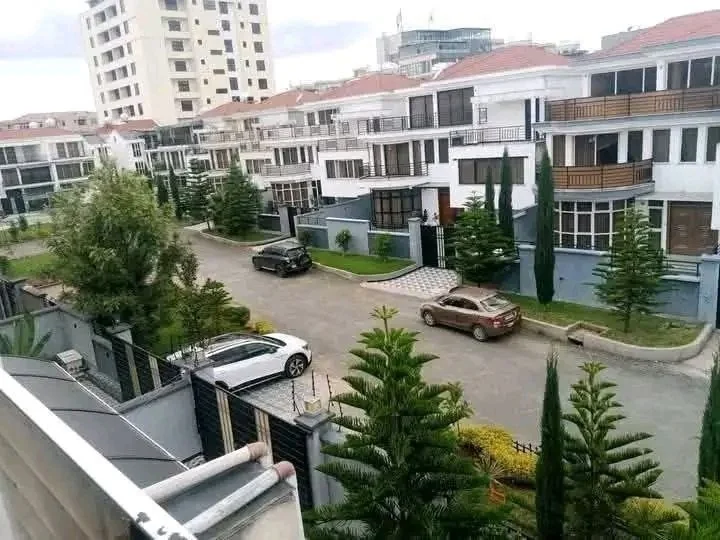 2004 ካሬ የሚሸጥ G+2 ቤት በአያት