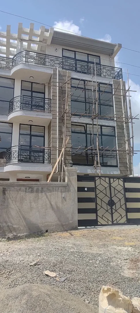 150 ካሬ ይሚሸጥ G+3 ቤት በአያት
