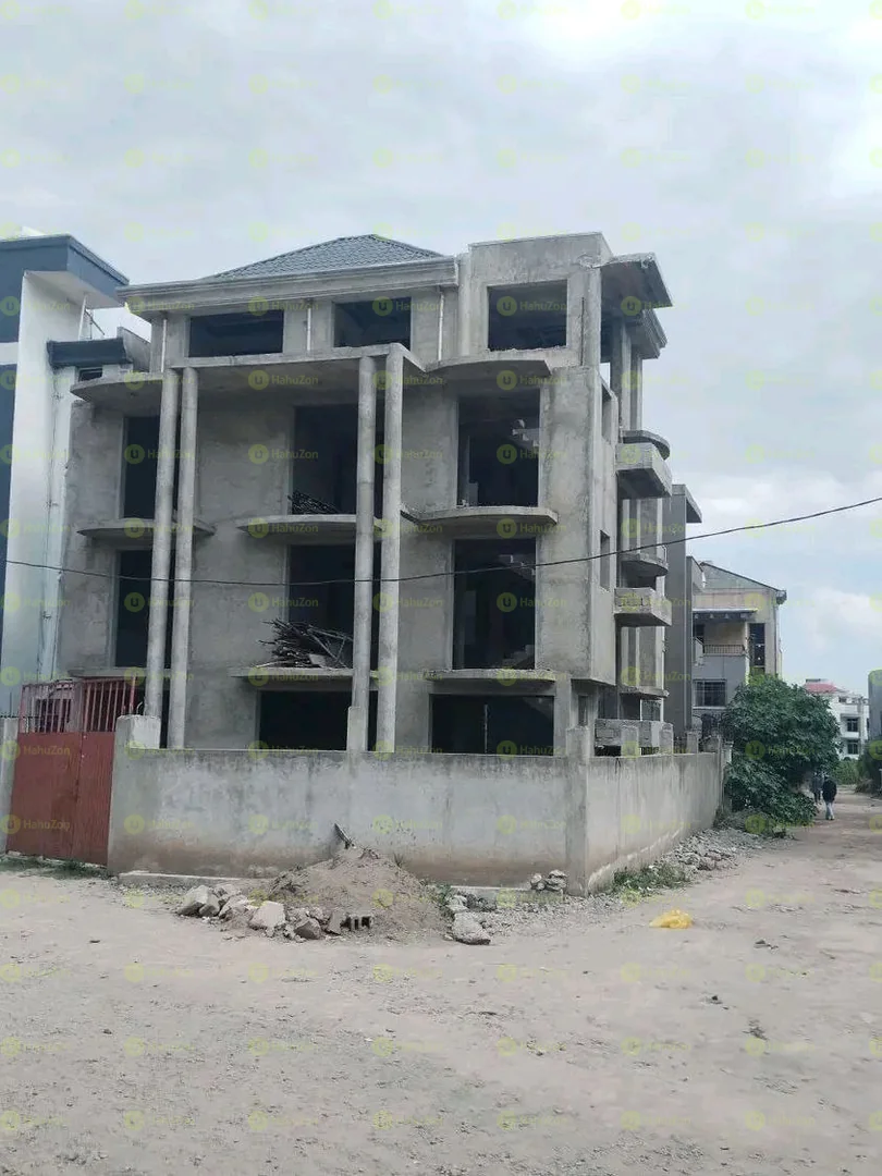 300 ካሬ የሚሸጥ G+3 ቤት በአያት