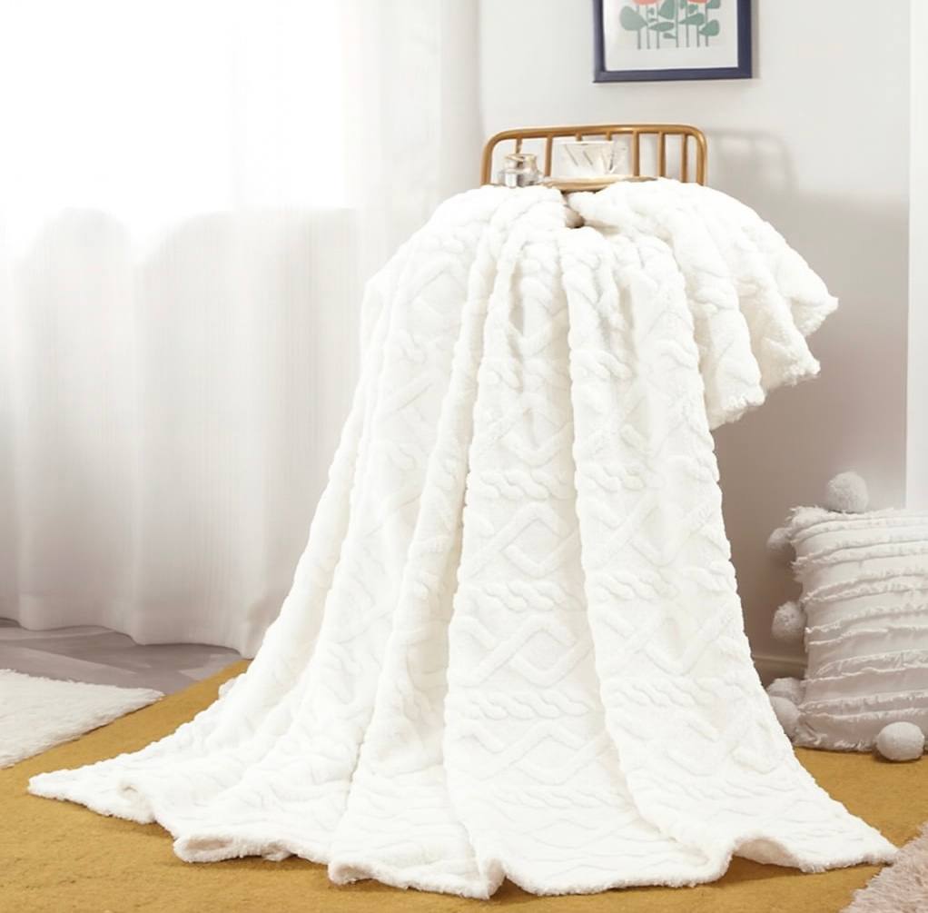 ሶፋ ላይ ቁጭ ሲሉ ትከሻ ላይ ጣል የሚደረግ