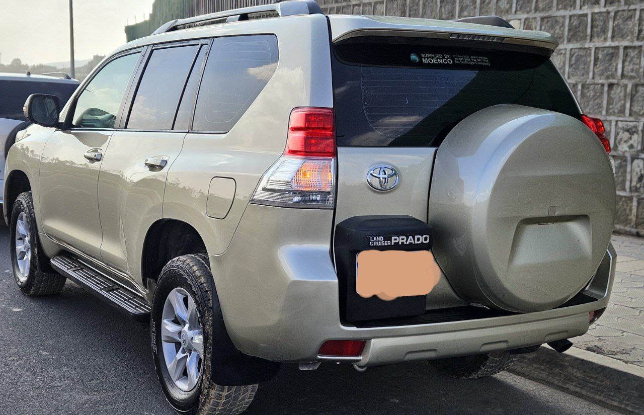 2012 Model-Toyota Landcruiser parado