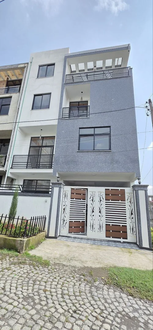 94 ካሬ የሚሸጥ G+3 መኖሪያ ቤት በአያት