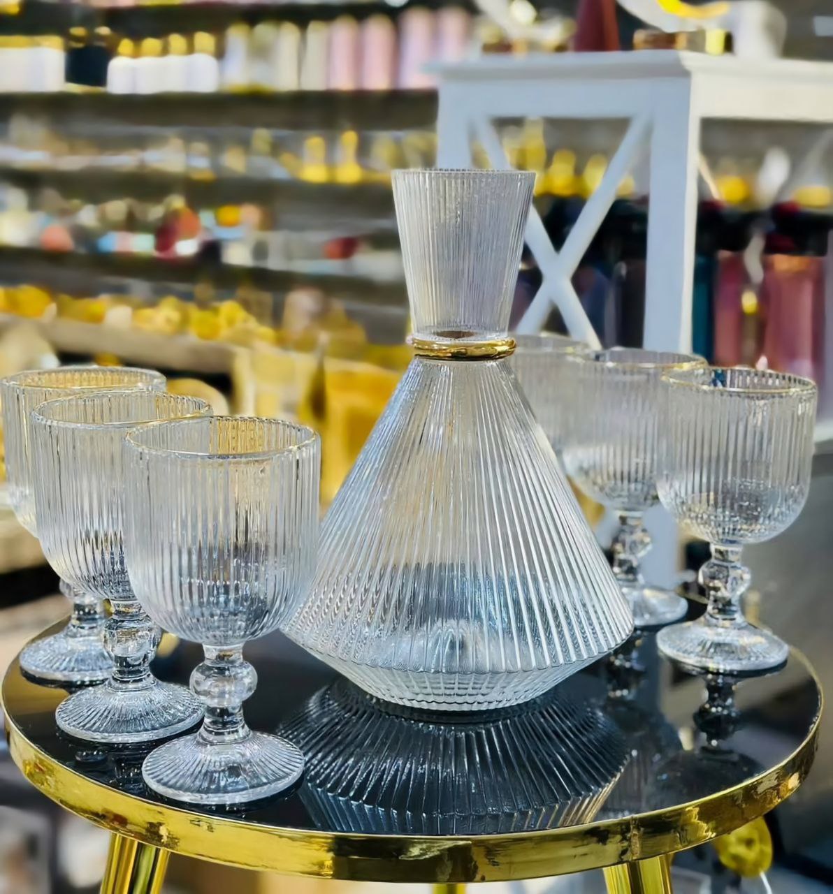 የጠርሙስ ጆግ ከወይን መጠጫ ብርጭቆ ጋር