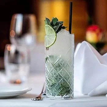 ወፍራም እና ቄንጠኛ የመጠጥ ብርጭቆ።