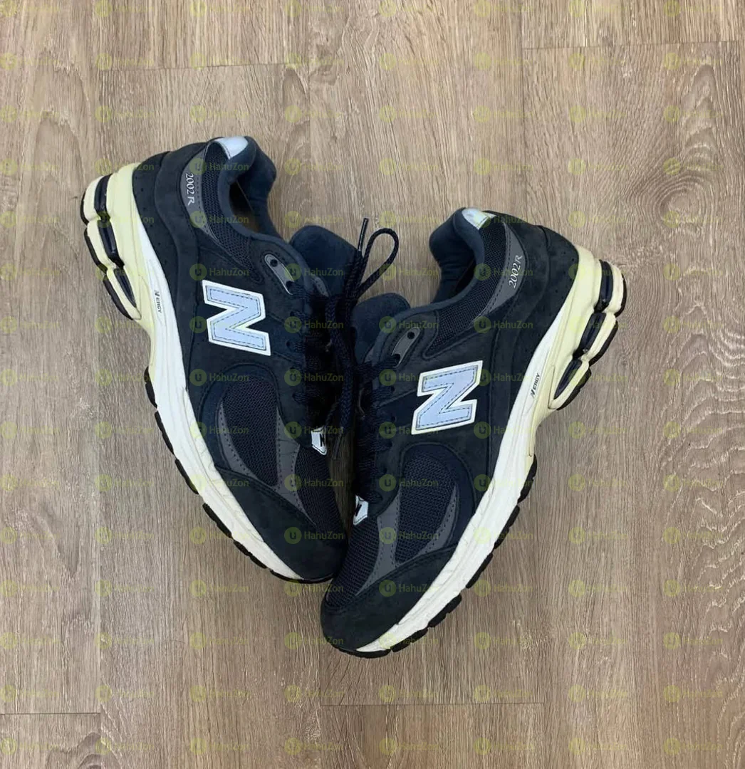 New Balance 2002R Woemn's Shoes