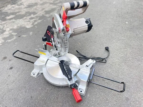 Crown CT15262 Miter Saw 10