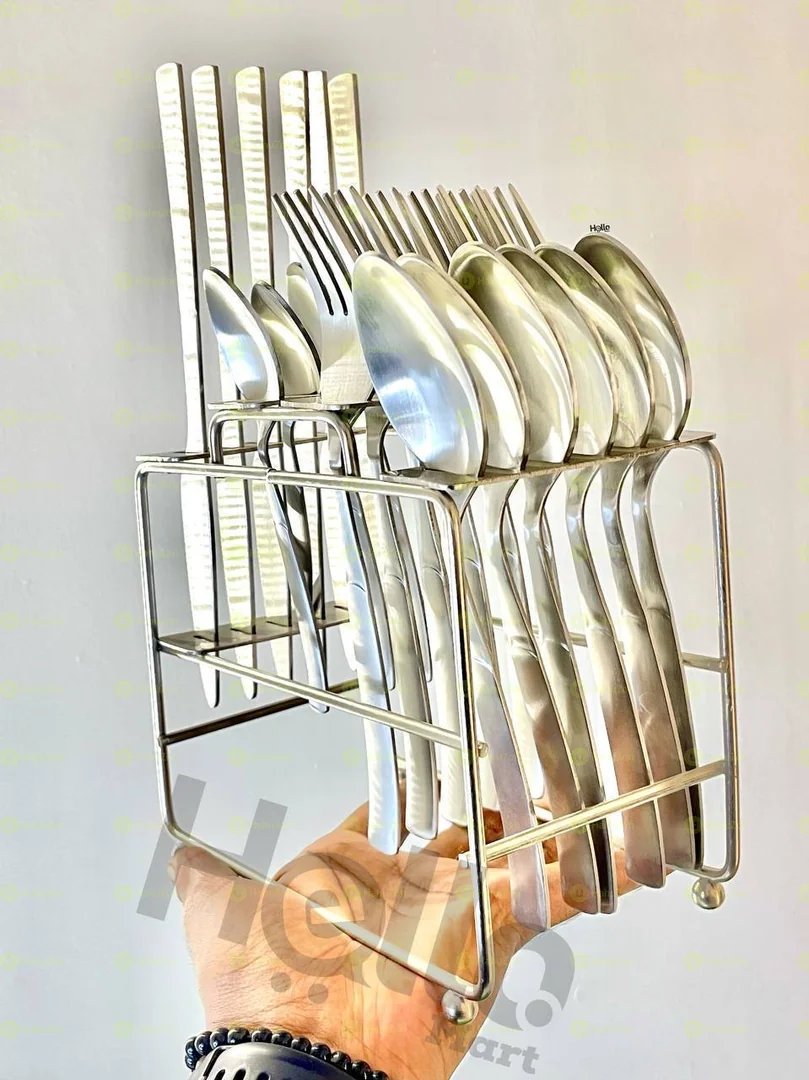 ማንኪያ ሹካ እንዲሁም ቢላዋ የያዘ