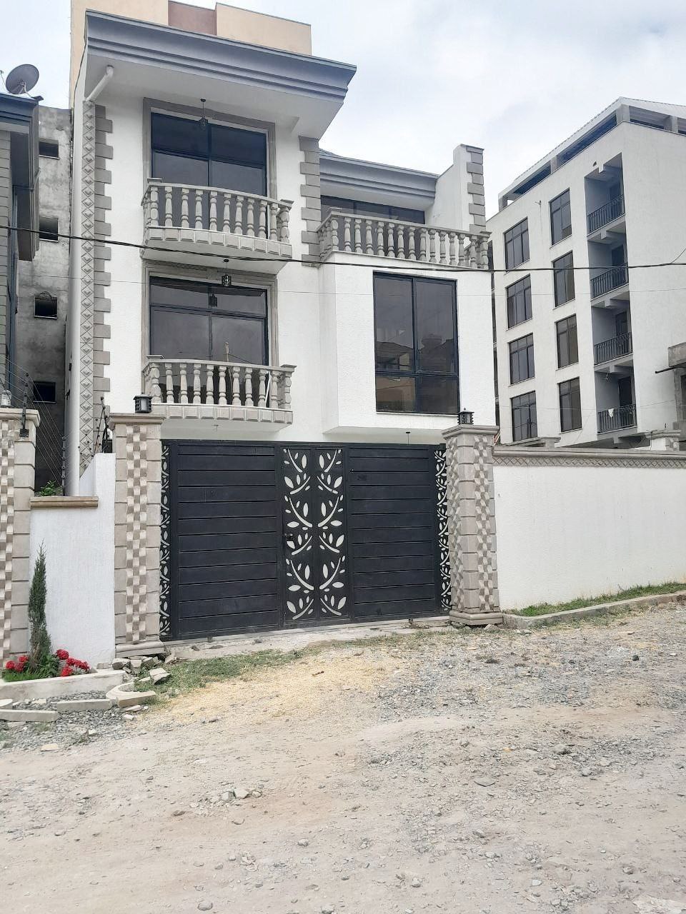 200 ካሬ የሚሸጥ ዘመናዊ  G+2 መኖርያ ቤት በአያት