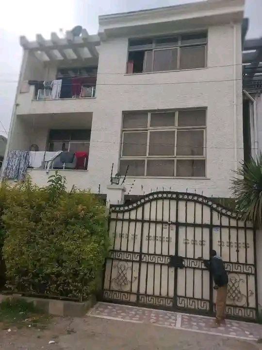 105 ካሬ የሚሸጥ G+2 ቤት በአያት