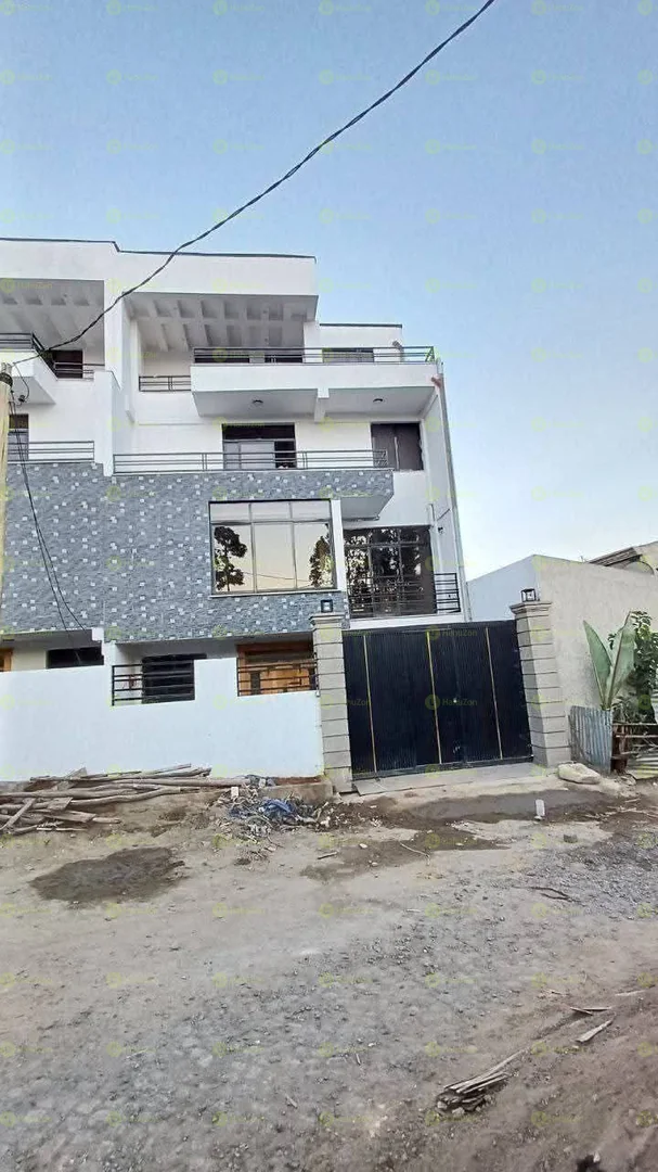 165 ካሬ የሚሸጥ G+3 ቤት በሰሚት