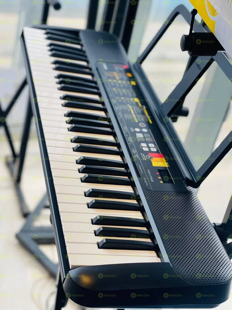 Yamaha F52 Keyboard