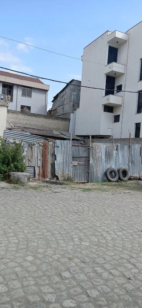 250 ካሬ የሚሸጥ ቤት በሰሚት