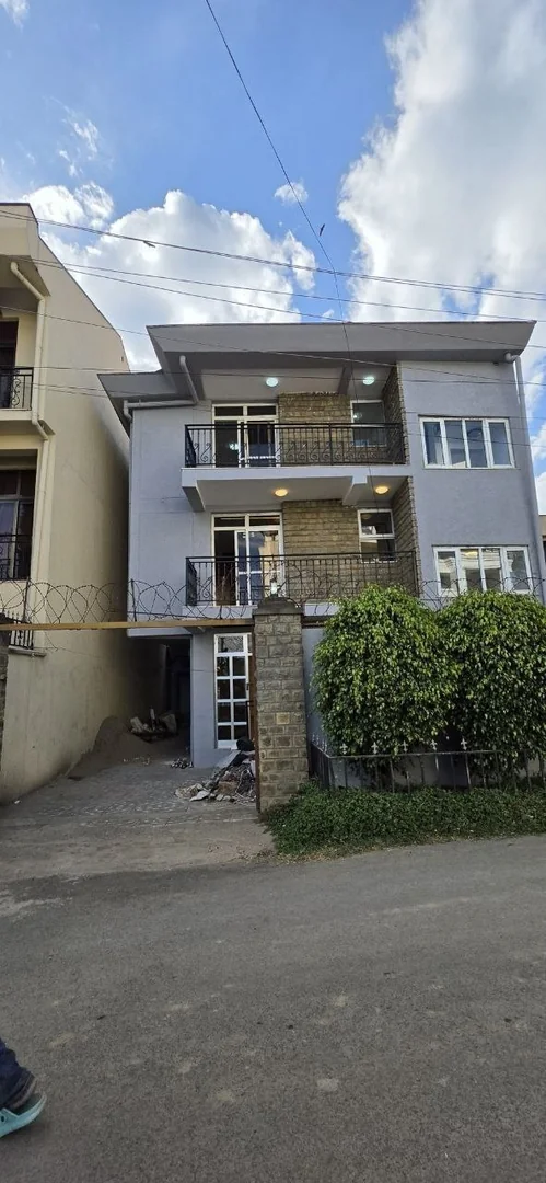 175 ካሬ የሚሸጥ G+2 ቤት በጃክሮስ አለማየሁ አካባቢ