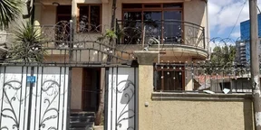 200 ካሬ የሚሸጥ G+2 ቤት በቦሌ