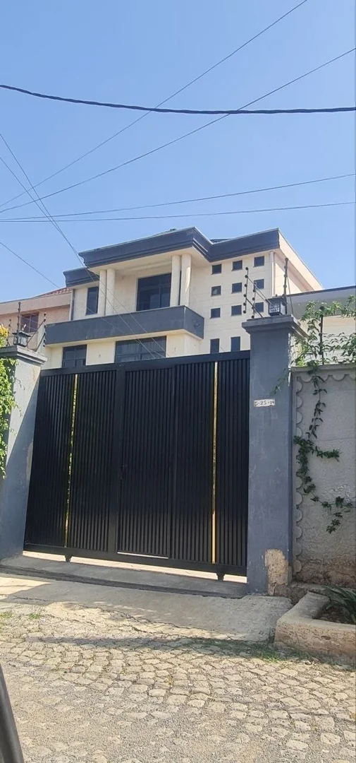 250 ካሬ የሚሸጥ G+2 ቤት በአያት