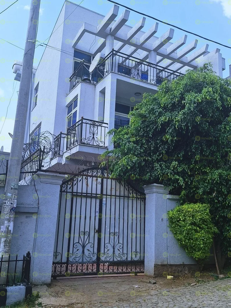 175 ካሬ የሚሸጥ ቤት በሰሚት