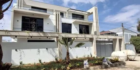 300 ካሬ የሚሸጥ ሌግዤሪ መኖሪያ ቤት በአያት