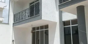 300 ካሬ የሚሸጥ B+G+1 ቤት በአያት