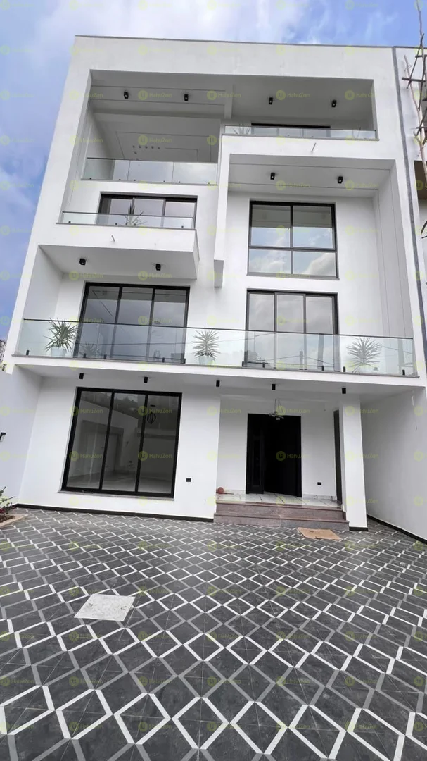 250 ካሬ የሚሸጥ G+2 ቤት በመሪ አከባቢ