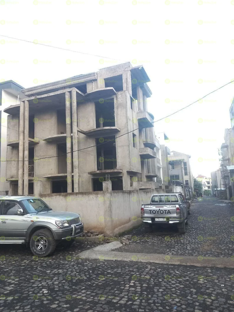 300 ካሬ የሚሸጥ G+3 ቤት በአያት