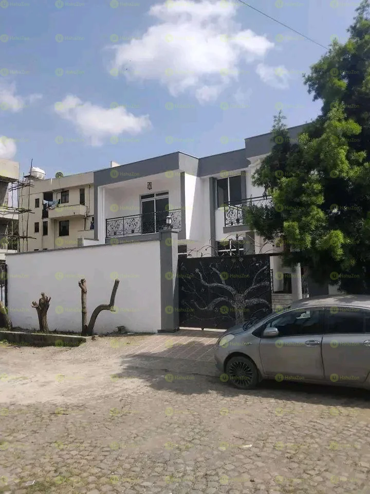 300 ካሬ የሚሸጥ B+G+3 ቤት በአያት