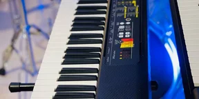 Yamaha F52 Keyboard