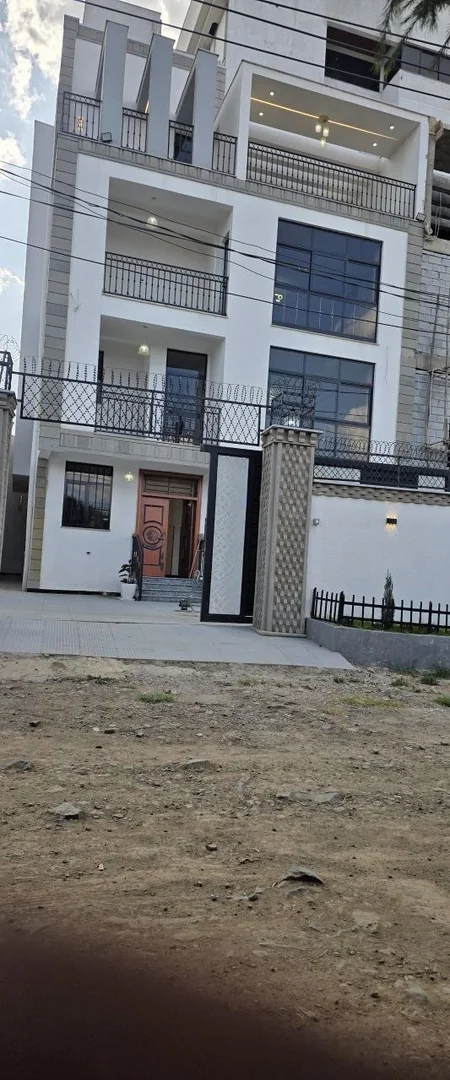 230 ካሬ የሚሸጥ G+3 መኖርያ በአያት