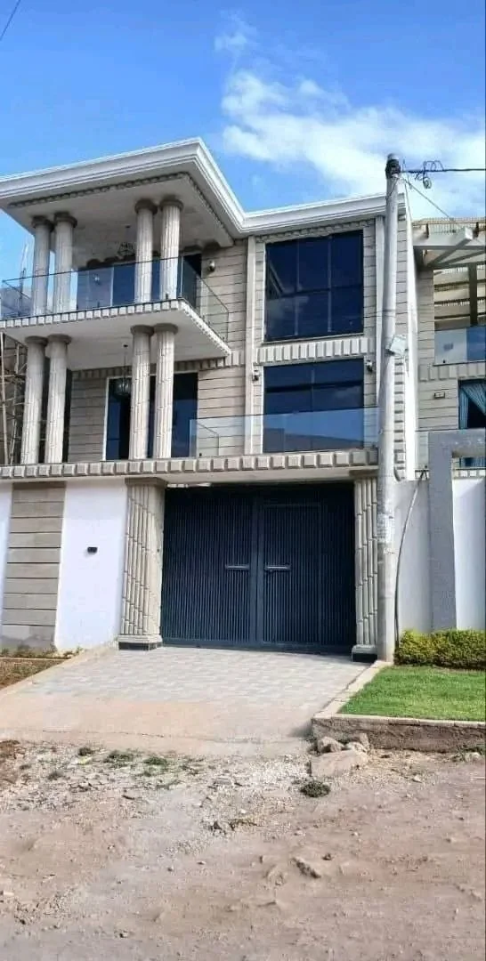 250 ካሬ የሚሸጥ ዘመናዊ G+2 ቤት በCMC