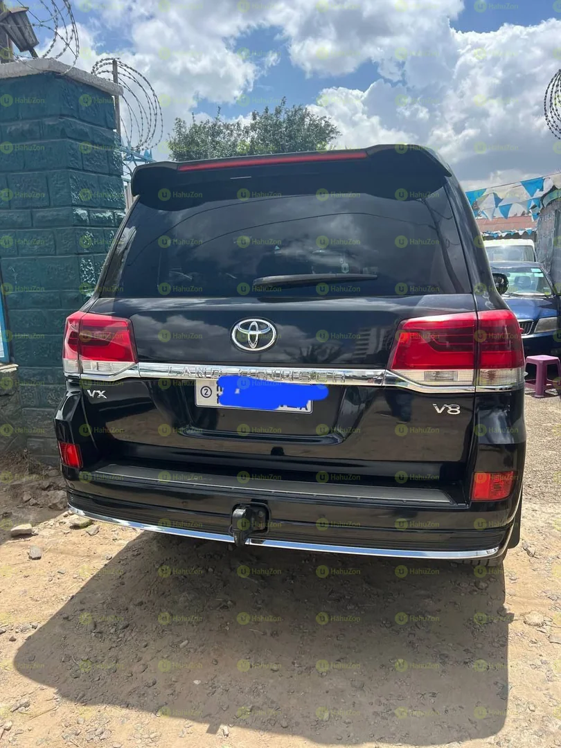 2010 Model-Toyota Landcruiser v8