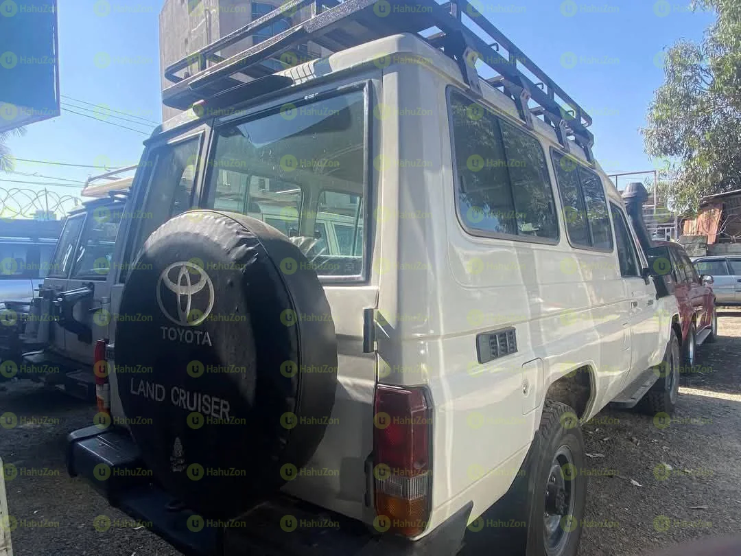 2012 ModelToyota Land Cruiser – Long Beze
