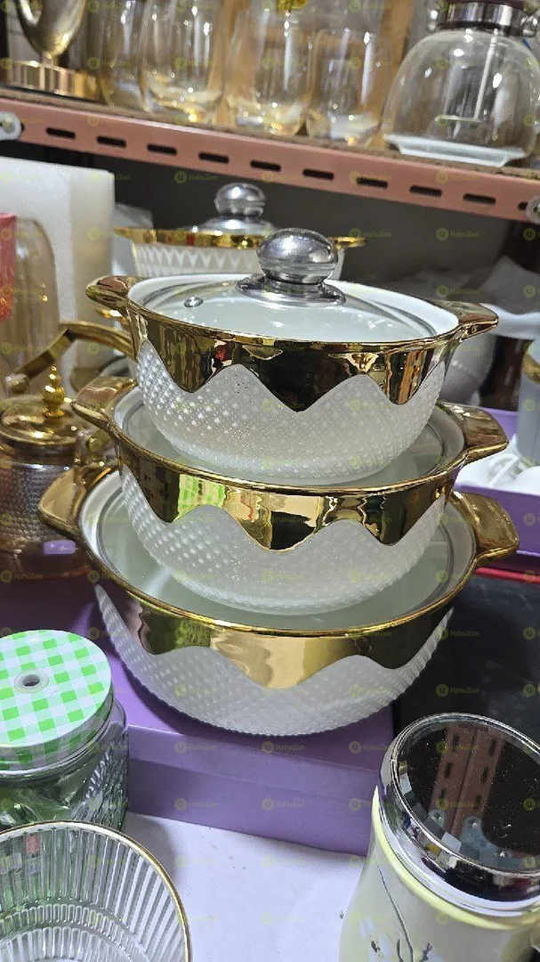 ባለ ሶስት ሸክላ የወጥ ማቅረቢያ