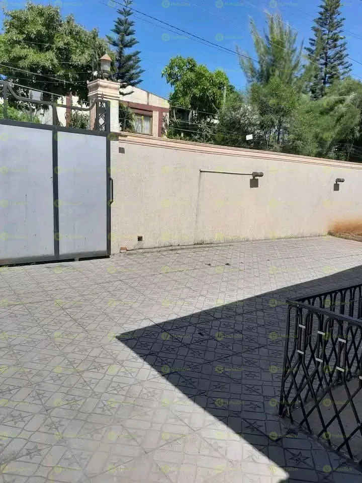 300 ካሬ የሚሸጥ ቪላ ቤት በአያት ዞን