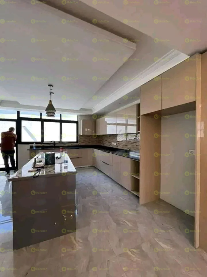 330 ካሬ የሚሸጥ G+2 ቤት በጃክሮስ