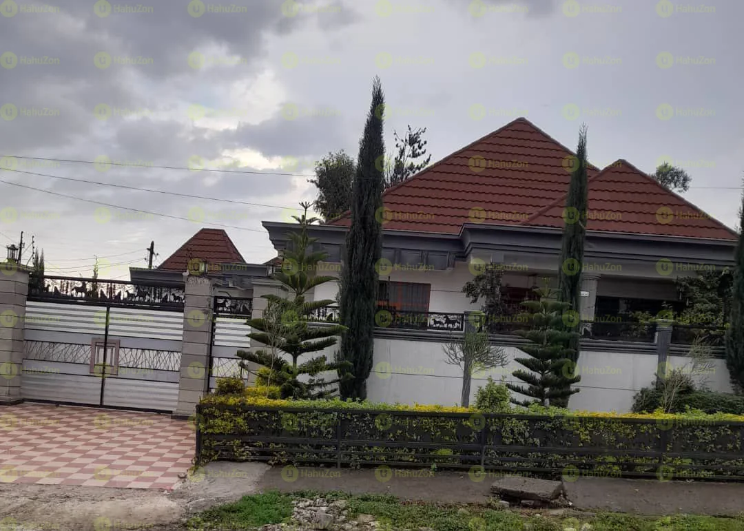 300 ካሬ የሚሸጥ ቪላ ቤት በሰሚት
