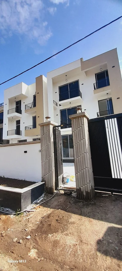 250 ካሬ የሚሸጥ G+2 ቤት በአያት ዞን