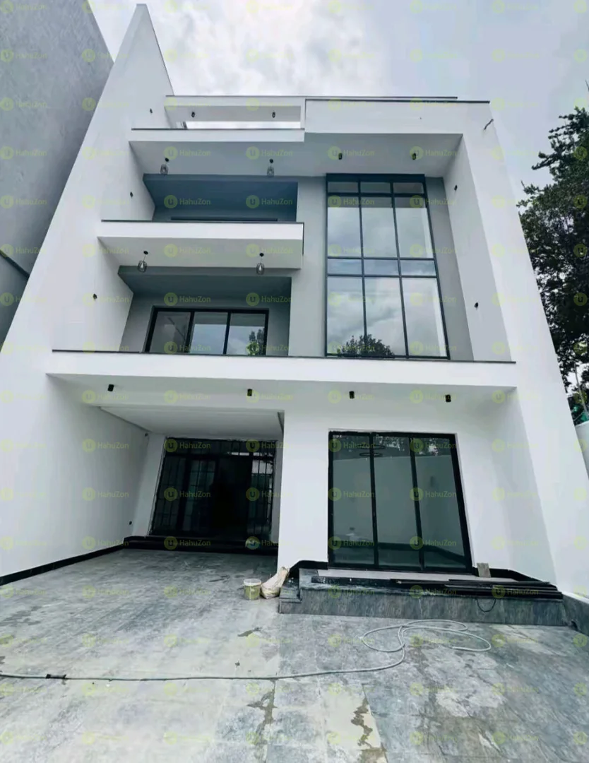230 ካሬ የሚሸጥ ቅንጡ G+3 ቤት በመገናኛ