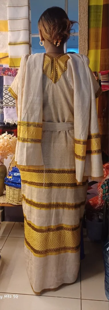 የራሱ ሻርፕና መቀነት ያለው የባህል ልብስ