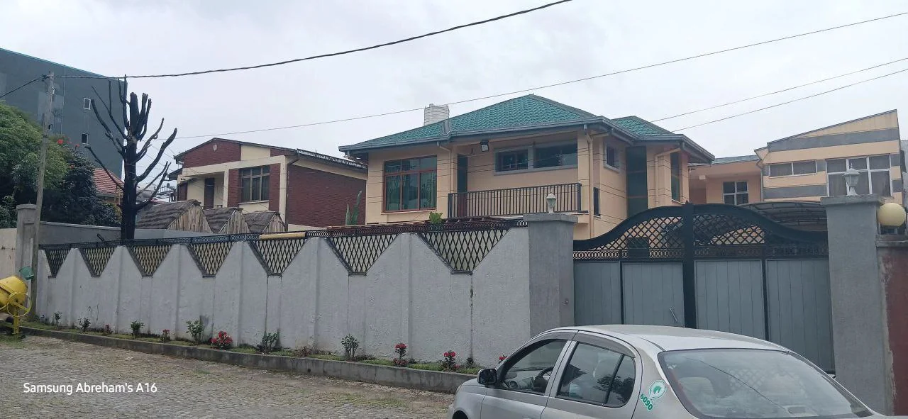 500 ካሬ የሚሸጥ G+1 ቤት በአያት ዞን