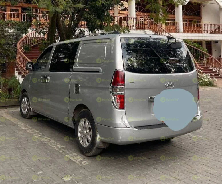 2009 Model-Hyundai H1-Half Van