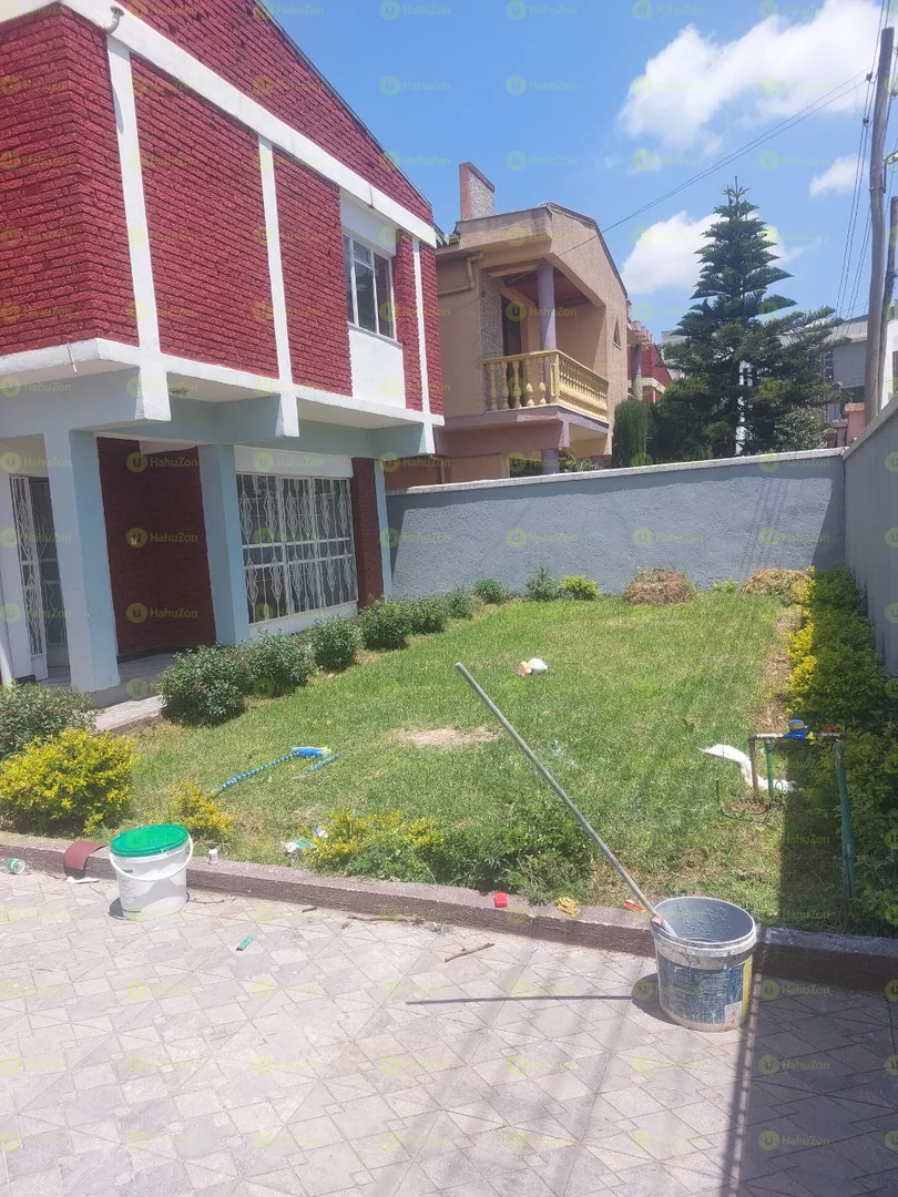 300 ካሬ የሚሸጥ G+1 ቤት በአያት ዞን