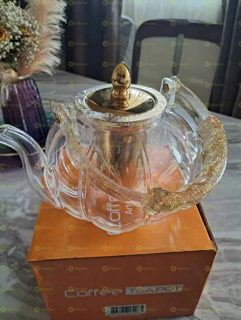 ውብ እና ማራኪ የሚጣድ ጠርሙስ የሆነ የሻይ ማፍያ