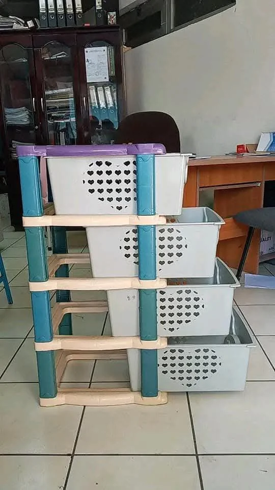 ባለ አራት መሳቢያ ያለው የልጅ ልብስ መደርደሪያ