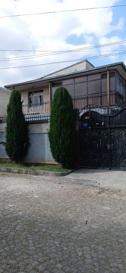 300 ካሬ የሚሸጥ ቤት በአያት