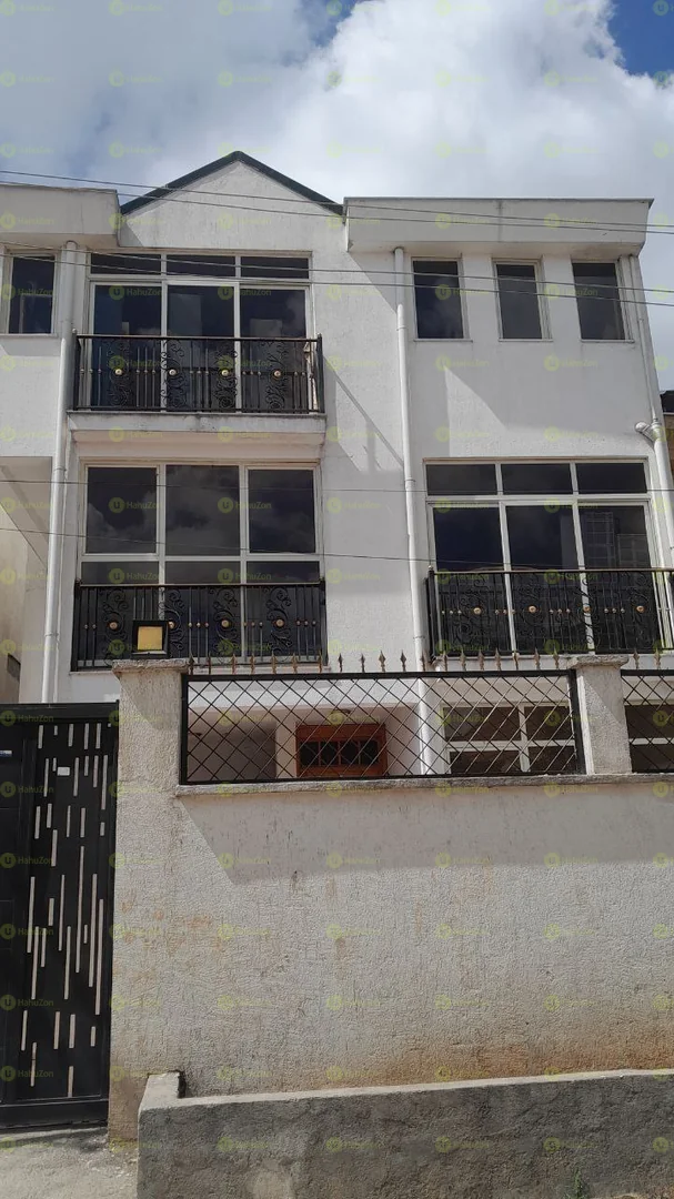 150 ካሬ የሚሸጥ G+2 ቤት በአያት