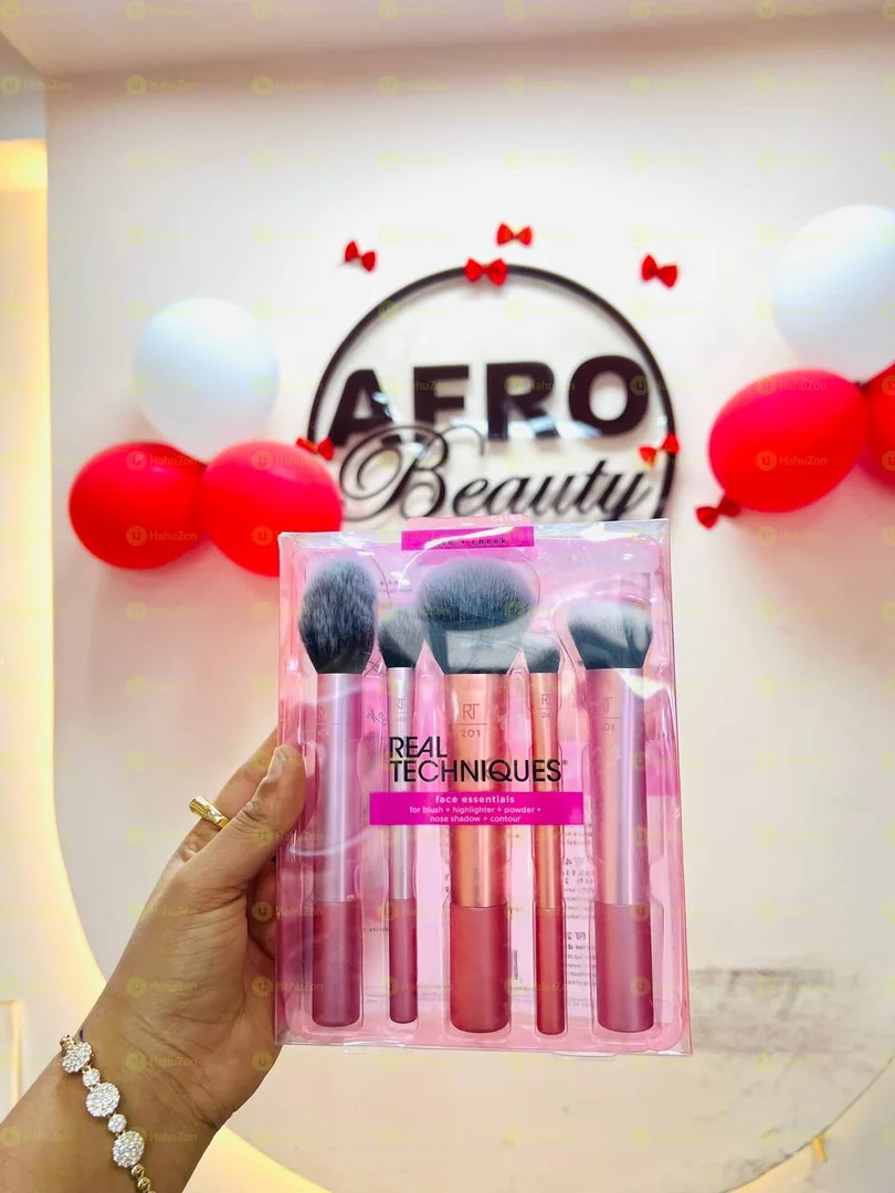 A Real Techniques Brush Set