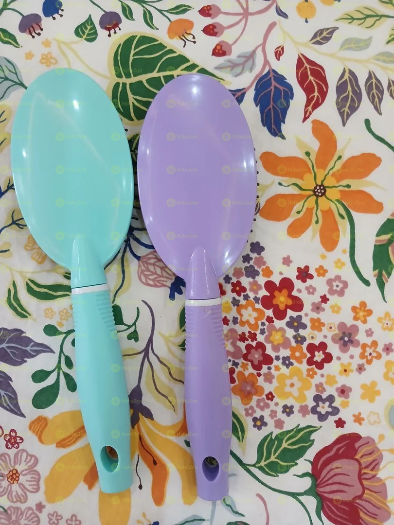 የፀጉር መቦረሻ እና ማበጠሪያ