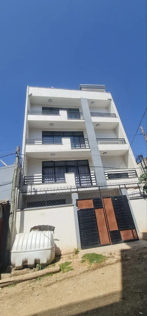 90 ካሬ የሚሸጥ G+4 ቤት በአያት አካባቢ
