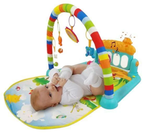 ህጻናት ትላልቅ የፒያኖ ኪይቦርዶቹን በመንካት የሚዝናኑበት